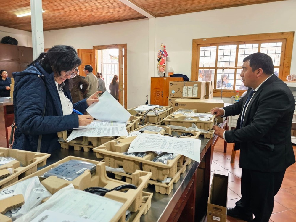 Estudiantes de nivel medio reciben equipo de computo en San Marcos