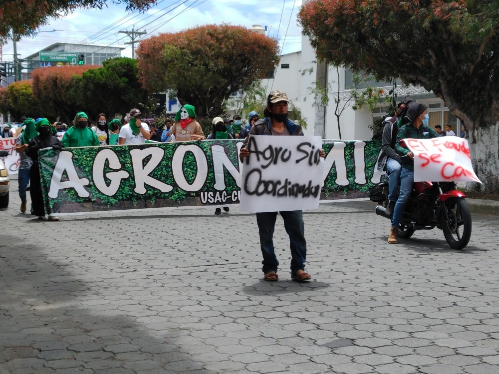 Estudiantes del CUSAM se unen a manifestación pacífica