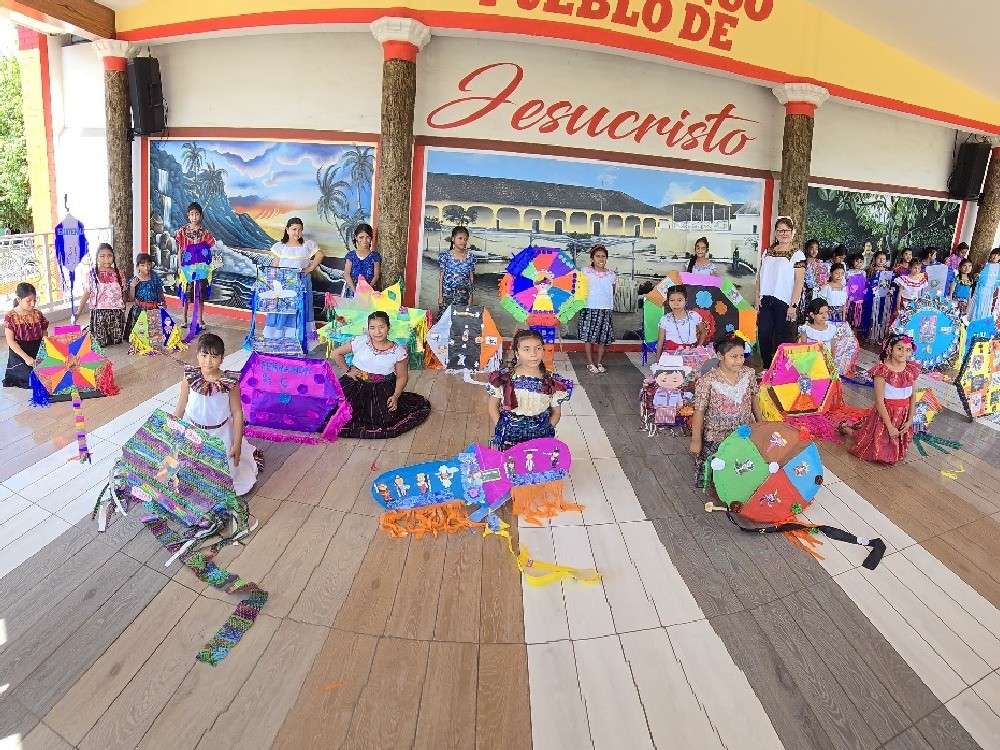 Estudiantes elaboran y realizan presentación de los tradicionales barriletes