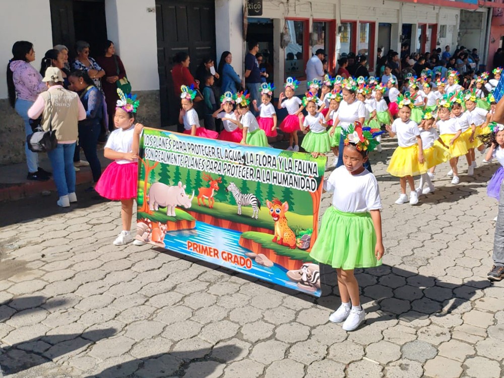 Estudiantes llenan de mensajes y coloridos las calles de Chiantla