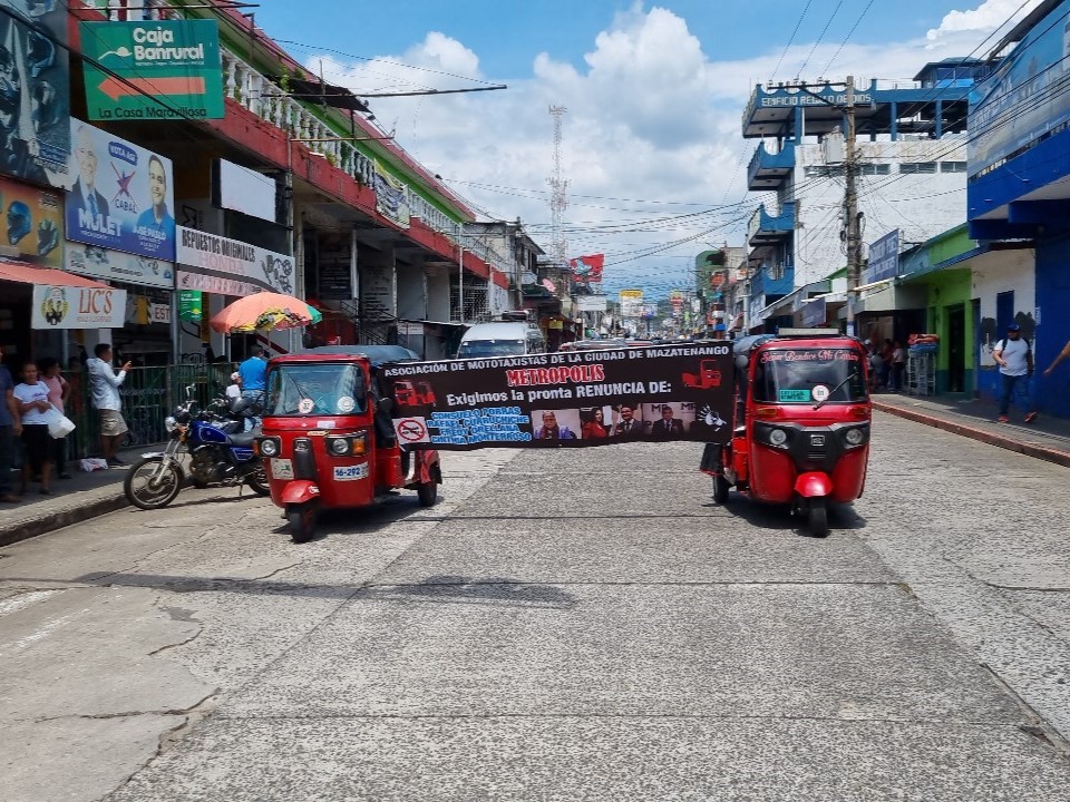 Estudiantes, maestros y pilotos de mototaxis se unen a manifestaciones en Suchitepéquez