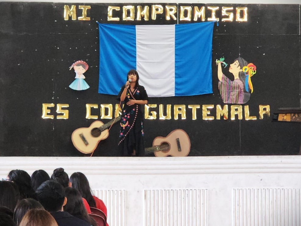 Estudiantes participan en actividades de independencia