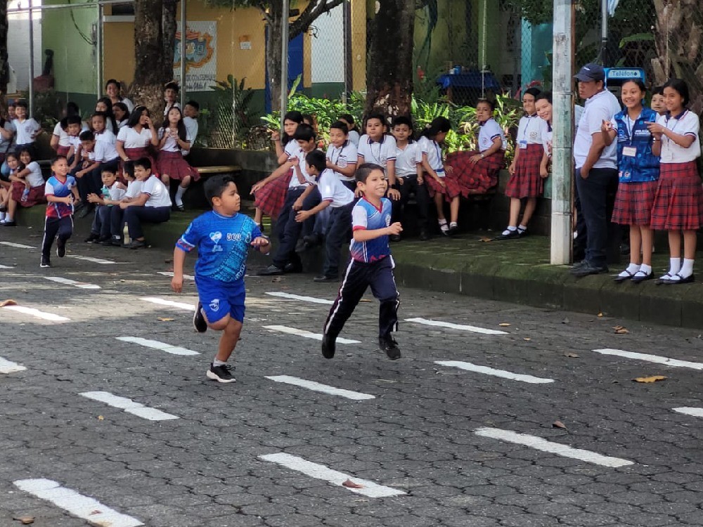 Estudiantes participan en Festival de Atletismo