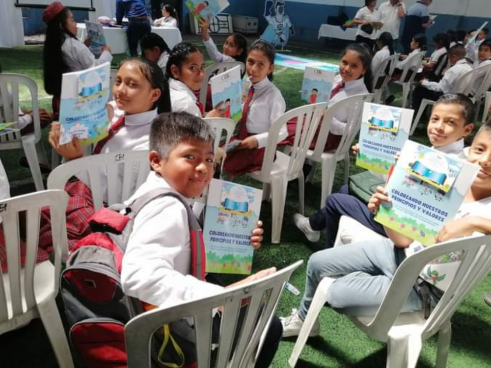 Estudiantes participan en programa sembrando semillas de transparencia