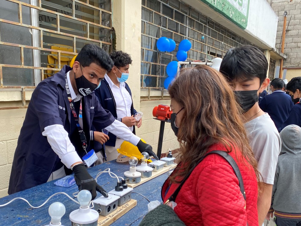 Estudiantes presentan proyectos que trabajaron durante tres años 