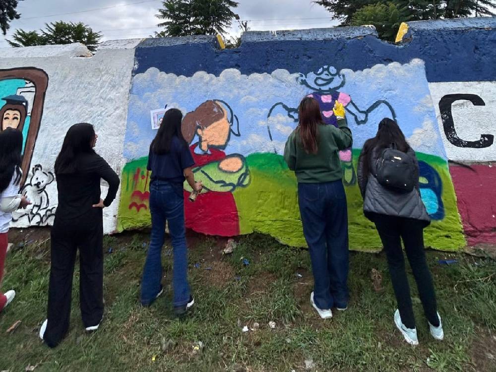 Estudiantes realizan murales para prevenir embarazos a temprana edad