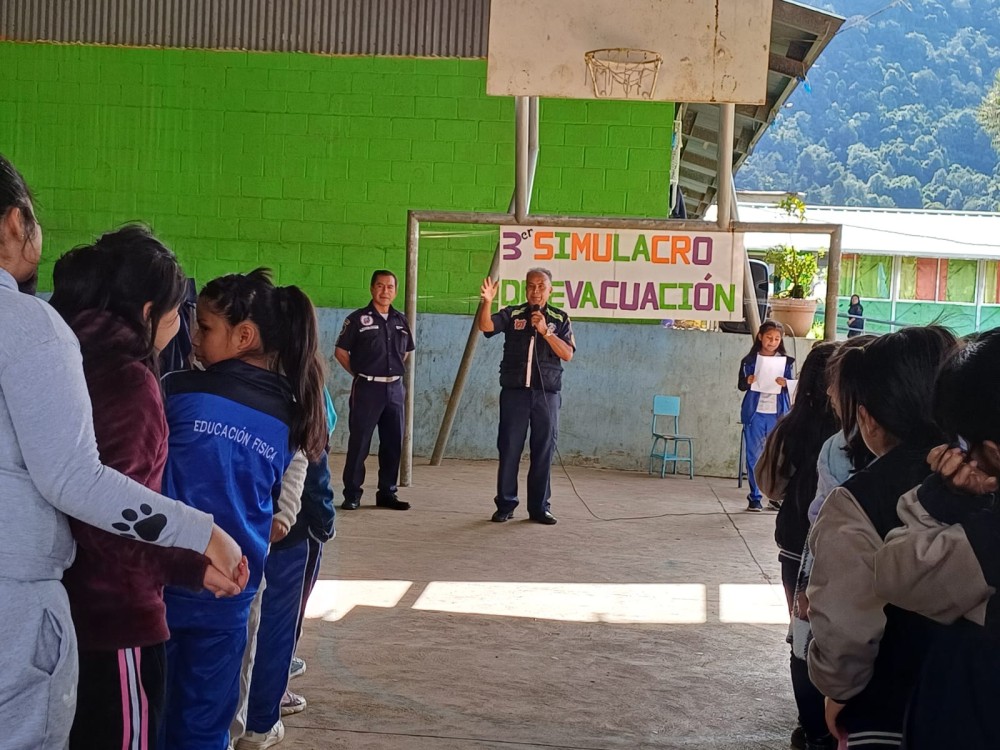 Estudiantes son capacitados sobre labores de evacuación en caso de desastres naturales