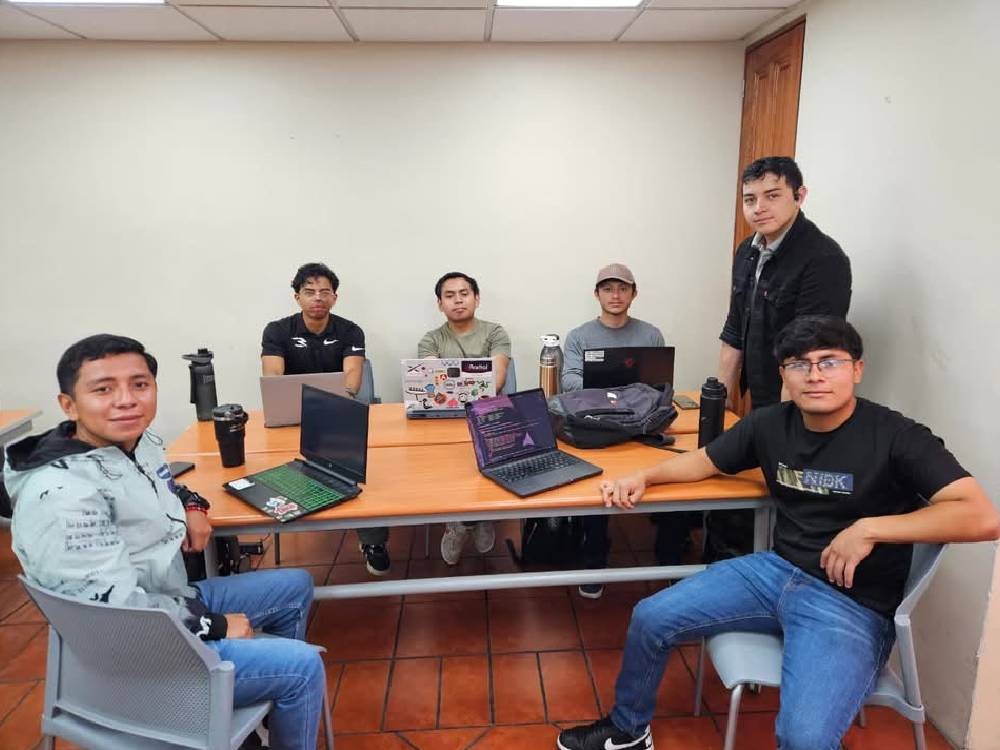Universitarios crean sitios web para empresas quetzaltecas, impulsado la economía y la innovación