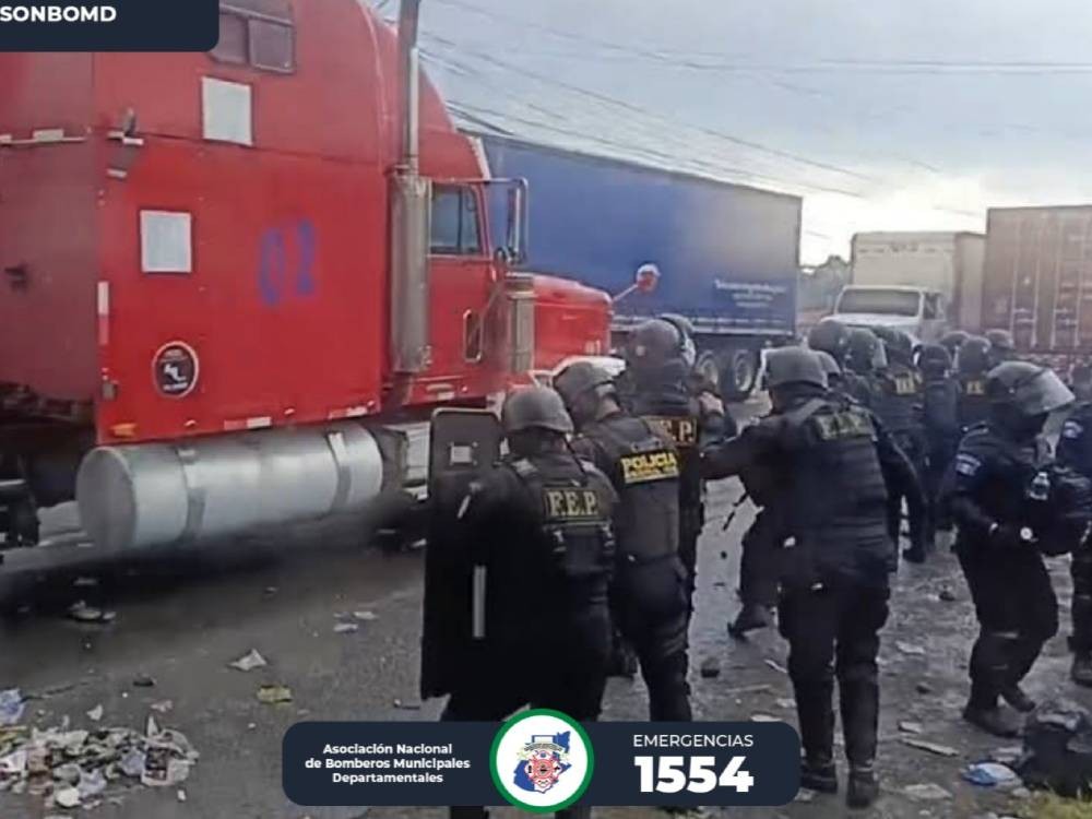 Evacúan a más de 50 personas durante enfrentamientos entre antimotines y civiles en tramo bloqueado 