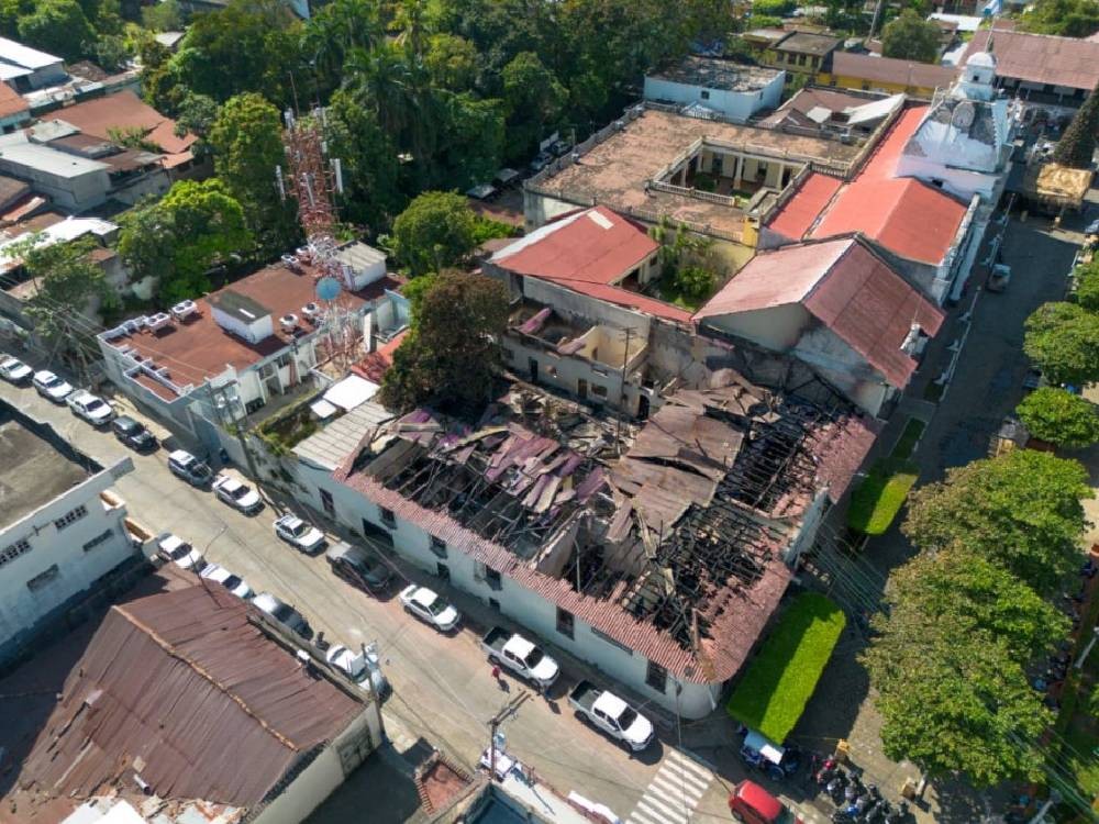 Evalúan daños tras incendio en edificio del Centro Histórico de Retalhuleu