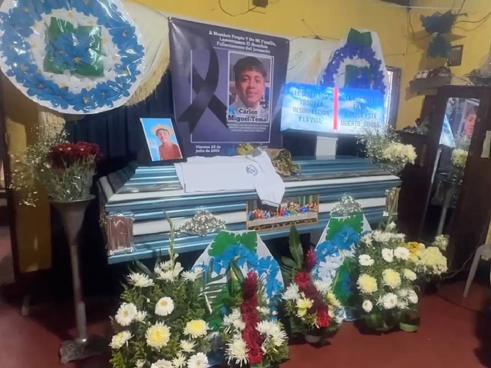 Exigen justicia tras crimen de tres jóvenes en Flores Costa Cuca