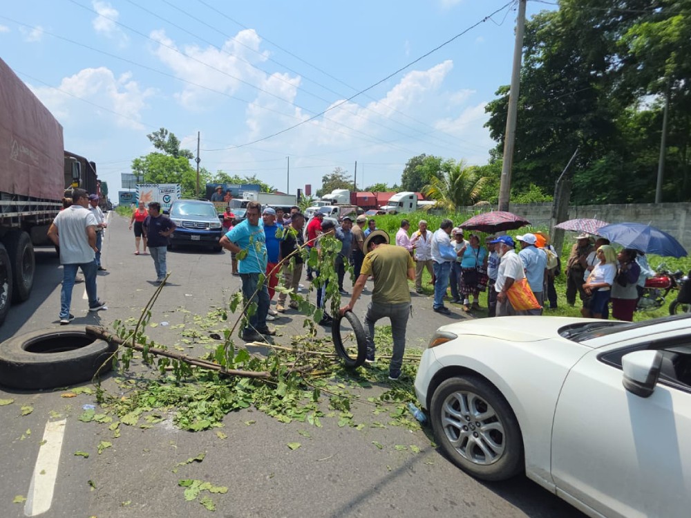 Expatrulleros y veteranos militares bloquean rutas en Suchitepéquez: Exigen pago de resarcimiento