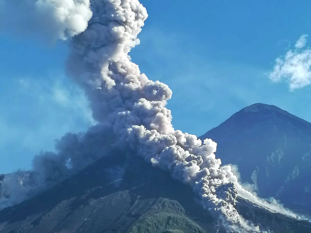 Explosiones en el Santiaguito no representan peligro, señala la Conred 