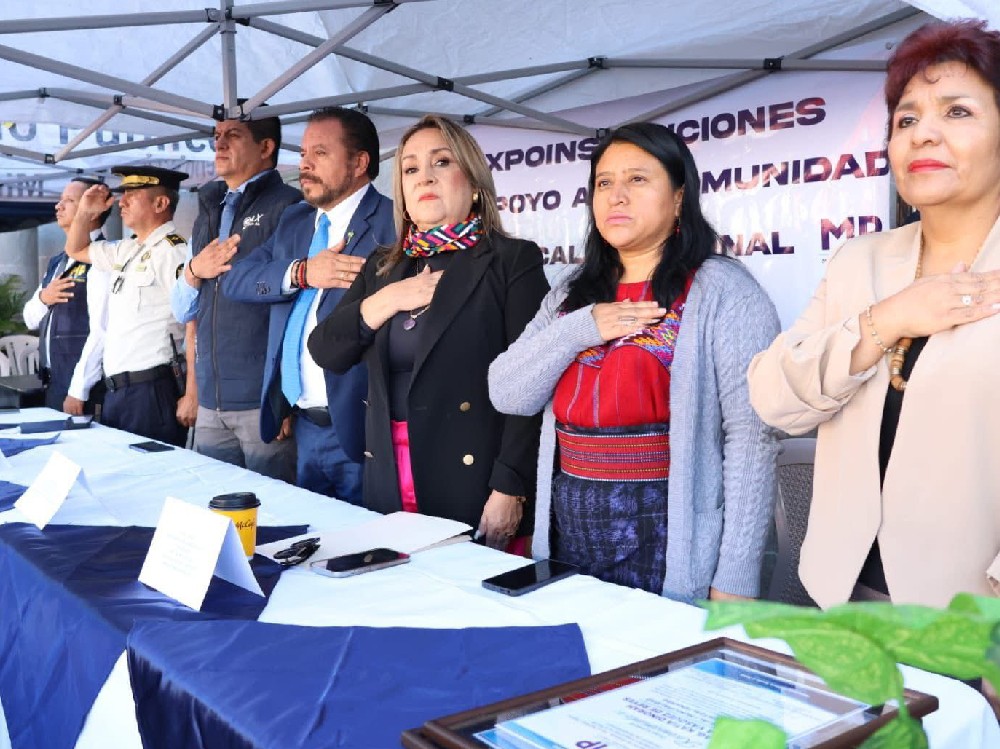 Expo Institucional acerca servicios y procesos a estudiantes en Quetzaltenango