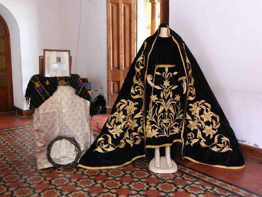 Exponen enseres históricos previo a inicio de Semana Santa en Quetzaltenango