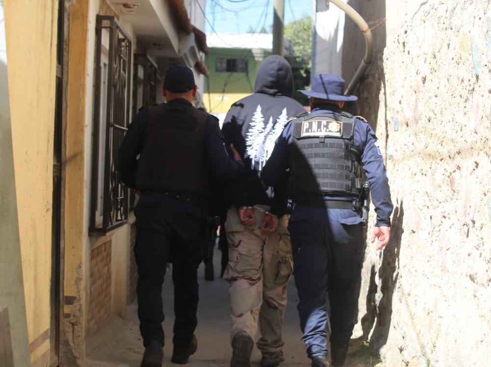 Extranjero es capturado durante allanamiento