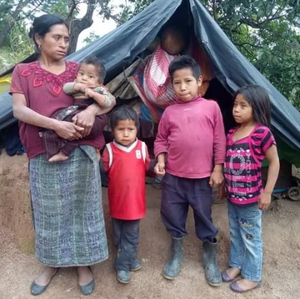 Familia con cuatro niños vive en extrema pobreza en Huehuetenango 