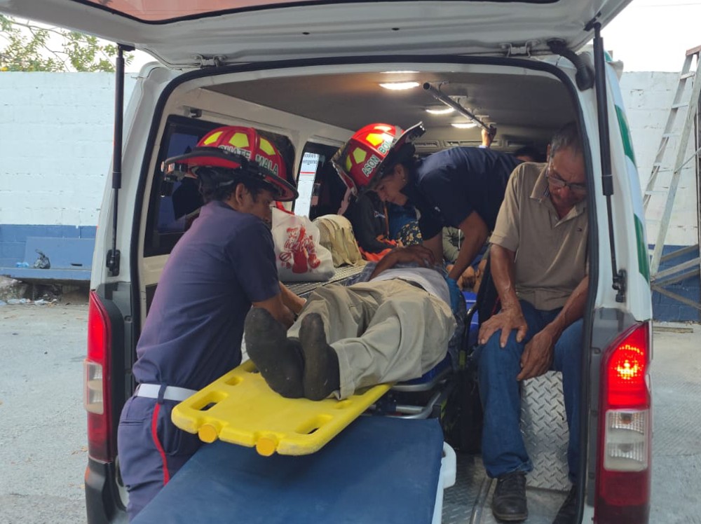 Familia que se dirigía a un parto resulta herida tras colisionar con carretón