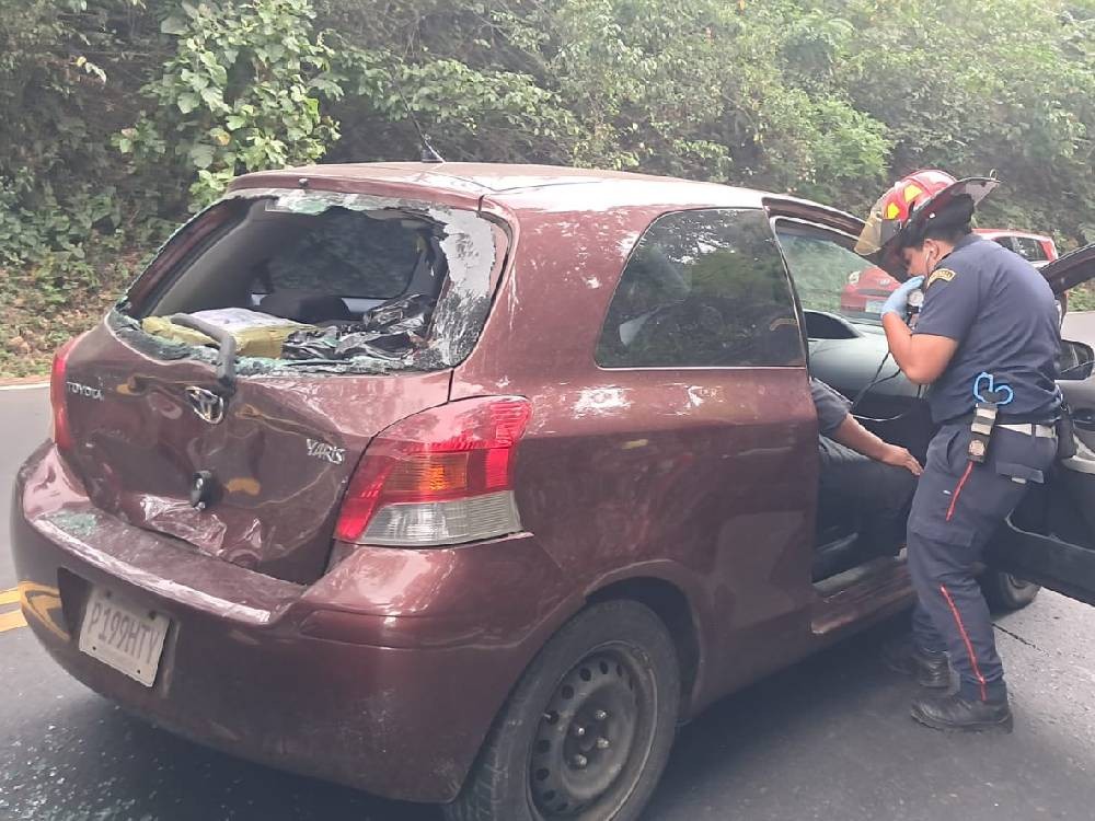 Familia sale ilesa tras ser colisionada por camión en Coatepeque