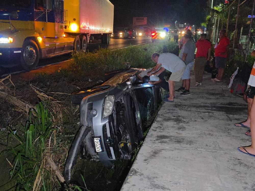 Familia sobrevive a aparatoso accidente en la circunvalación de Mazatenango