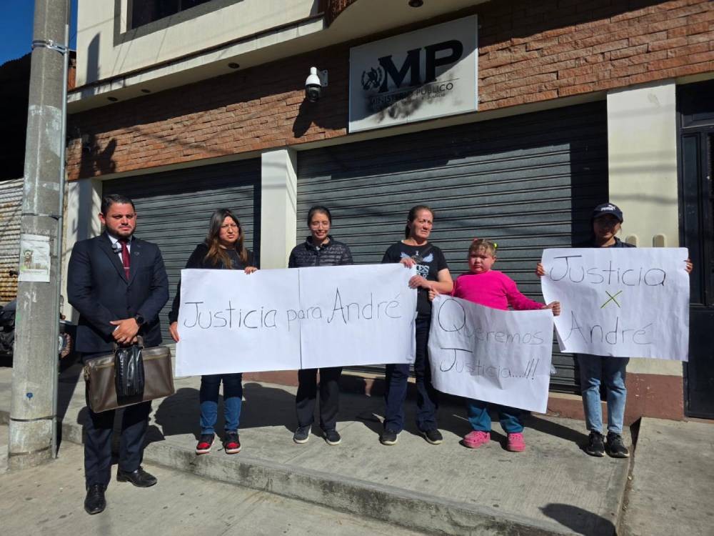 Familiares de bebé fallecido en accidente vehicular en Salcajá exigen justicia 