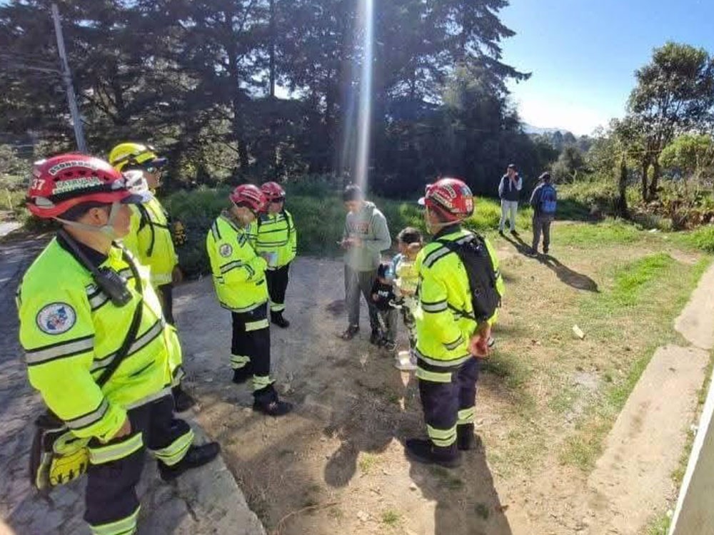 Familiares y cuerpos de socorro buscan a persona de la tercera edad 