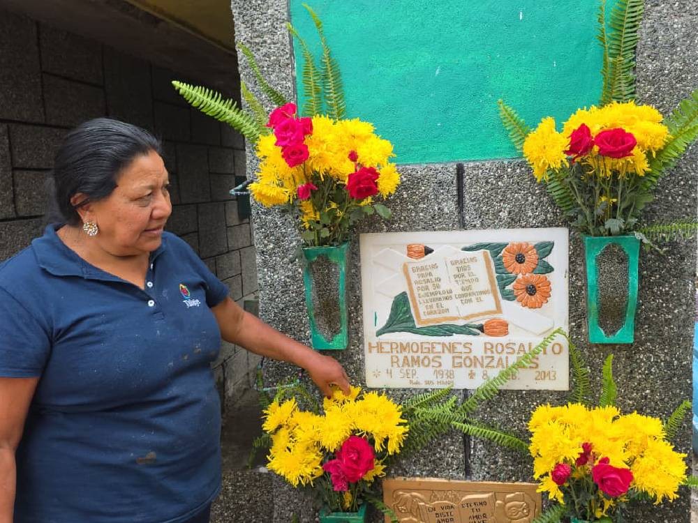 Familias visitan a sus seres queridos en el Cementerio de San Pedro Sacatepéquez, San Marcos