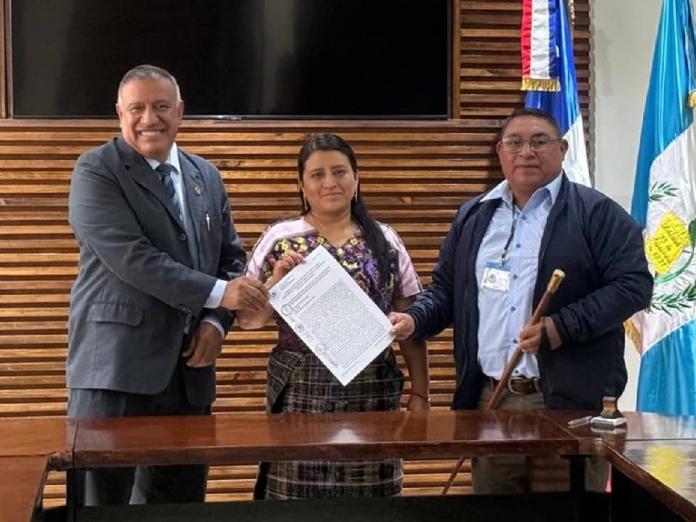 Firman convenio para mejorar camino rural en Salcajá
