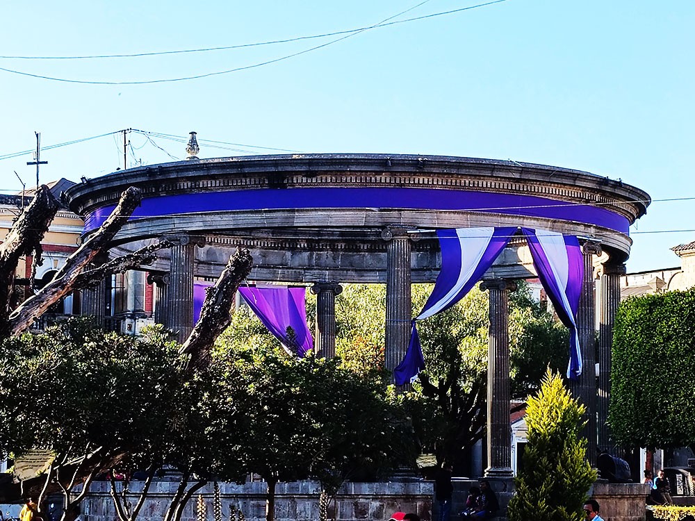 Fotos: Adornan el parque central con motivo de la Cuaresma 2024 