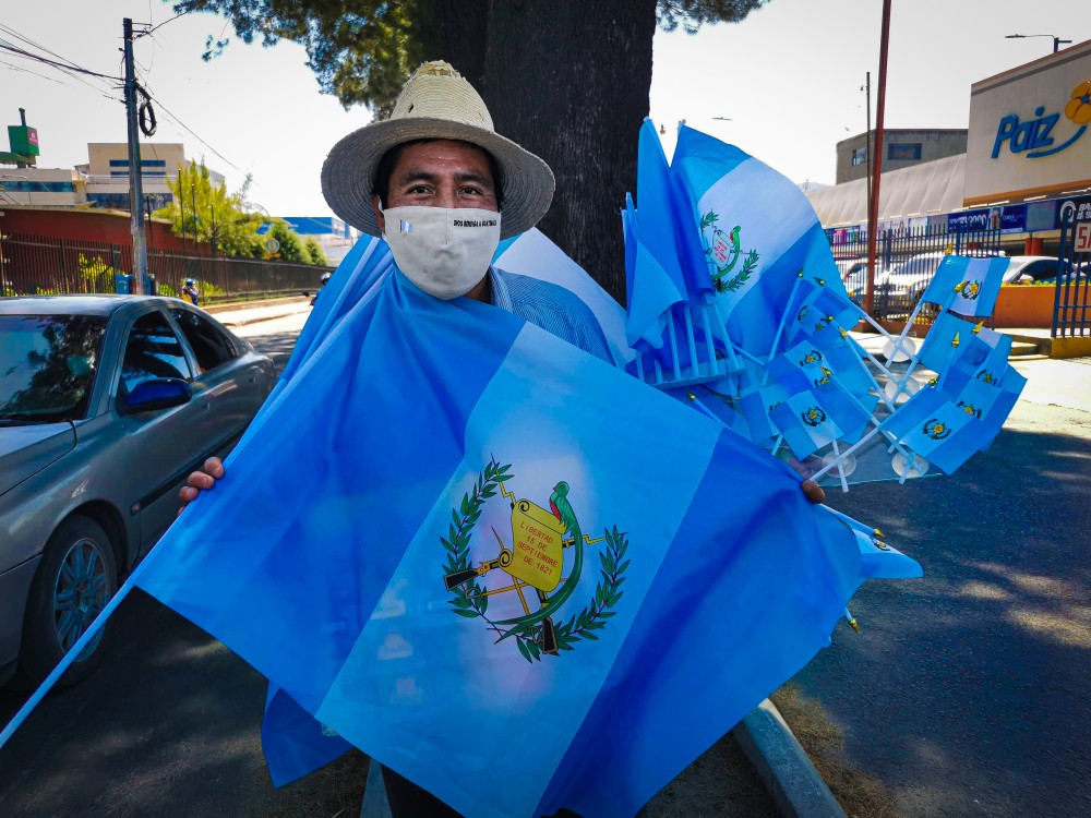 FOTOS: Llega septiembre,  las calles se llenan de azul y blanco