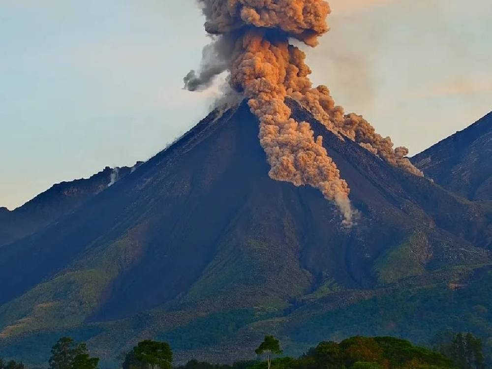 Fuerte explosión y flujos piroclásticos en el Volcán Santiaguito