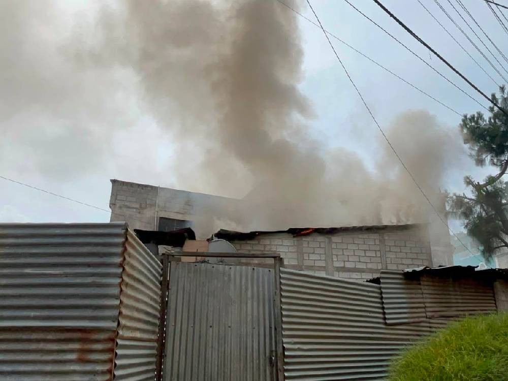 Fuga en cilindro de gas origina incendio en zona 5 de Xela 