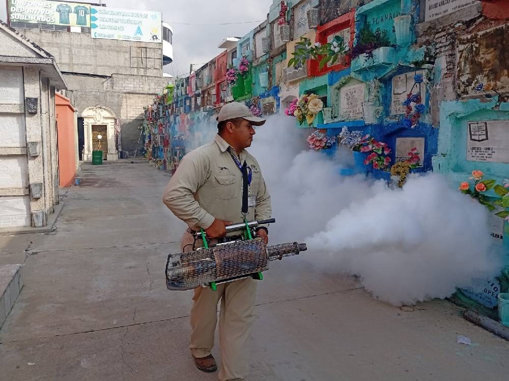 Fumigan camposantos para evitar criaderos del dengue