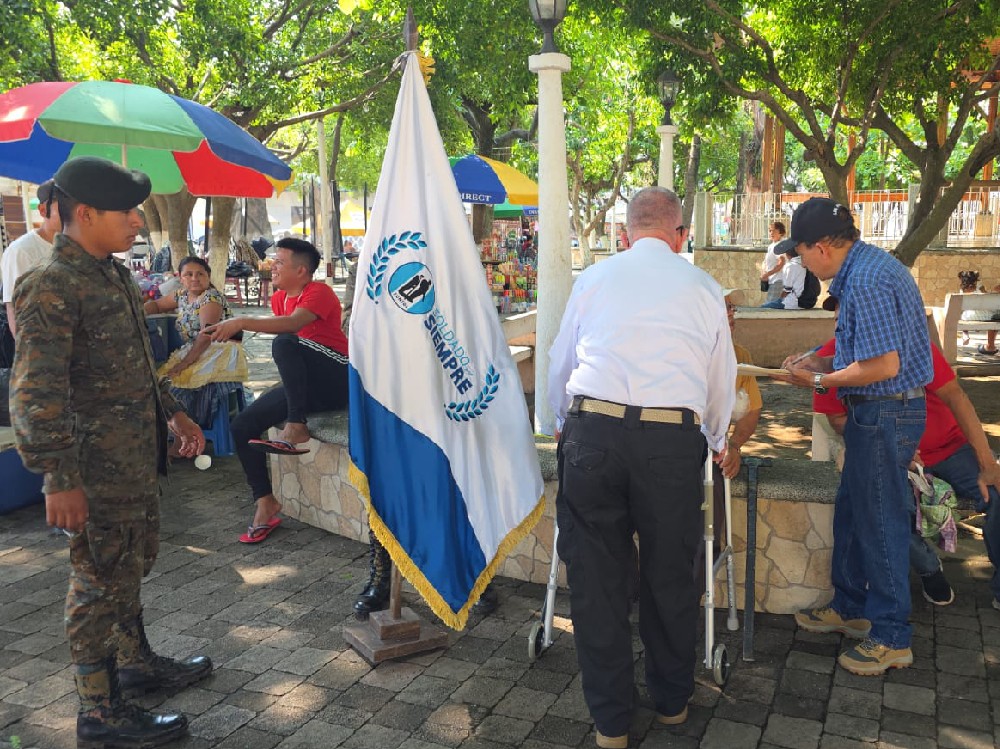 Fundación del Soldado entrega suministros y equipo de movilidad a familias de veteranos