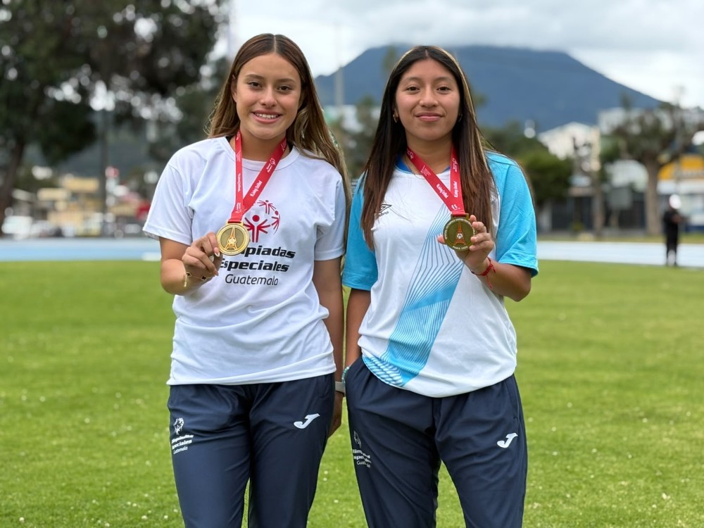 Futbolistas de Quezaltenango lucen la medalla de campeonas del mundial de Futbol Unificado 
