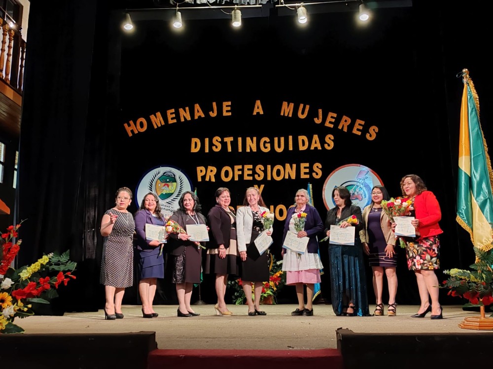 Galardonan a mujeres destacadas