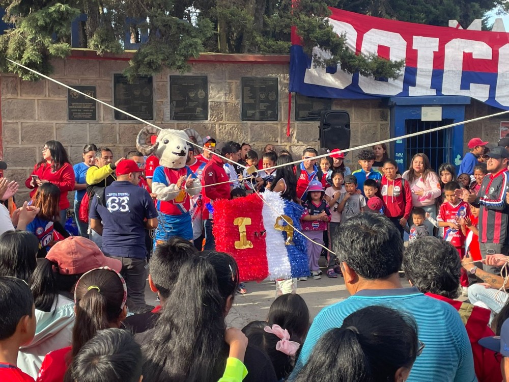 GALERÍA | Aficionados superchivos celebran el Día del Niño en las afueras del Mario Camposeco