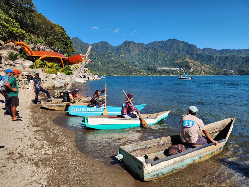 GALERÍA | Competencia de cayucos y kayaks promueve el turismo en San Pedro La Laguna y el cuidado del Lago de Atitlán