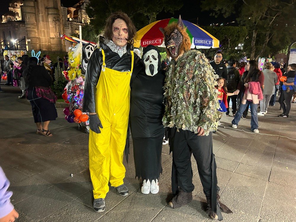 GALERÍA | Noche de disfraces en Xela 