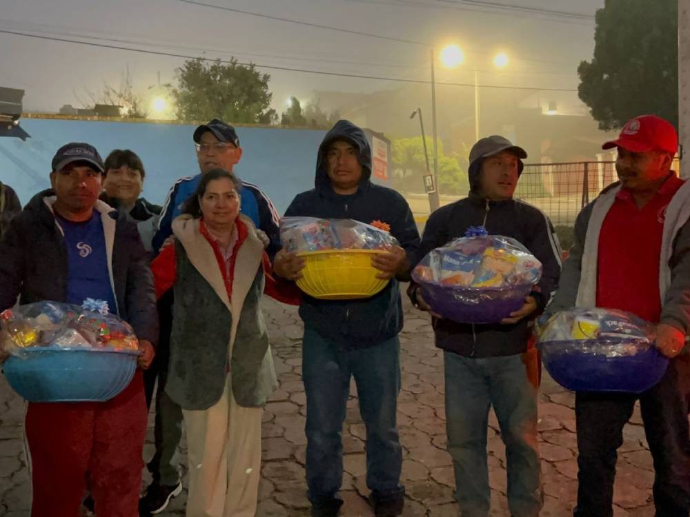 Gesto de solidaridad en Navidad: familias quetzaltecas comparten con recolectores de basura en Xela 