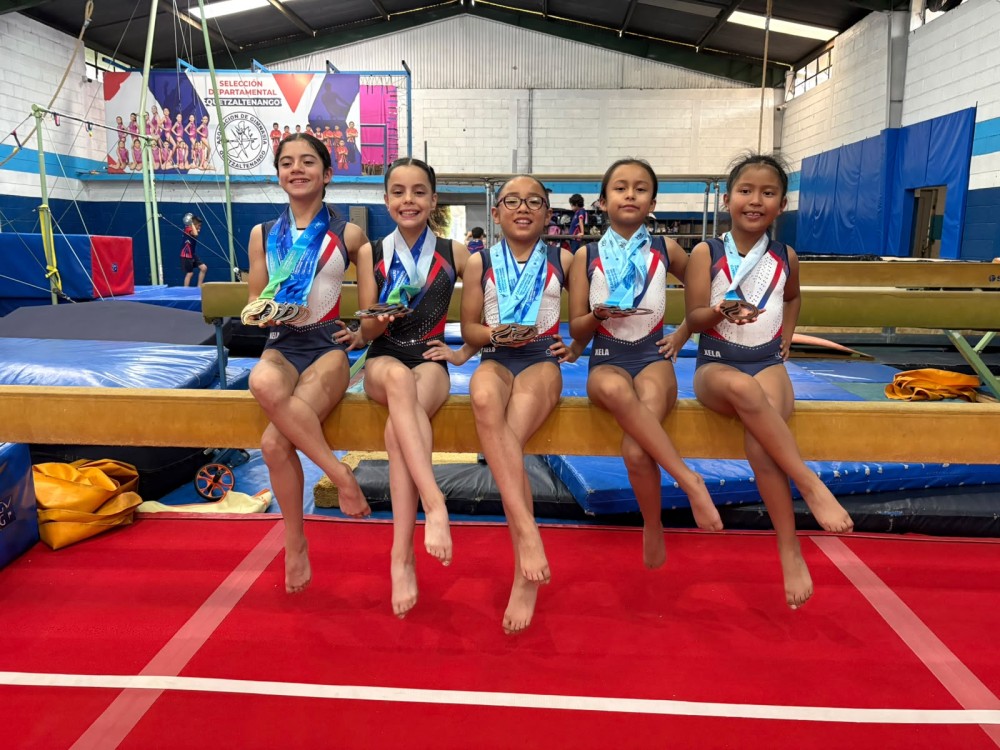 Gimnasia femenina de Xela logra 10 medallas en evento realizado en El Salvador 