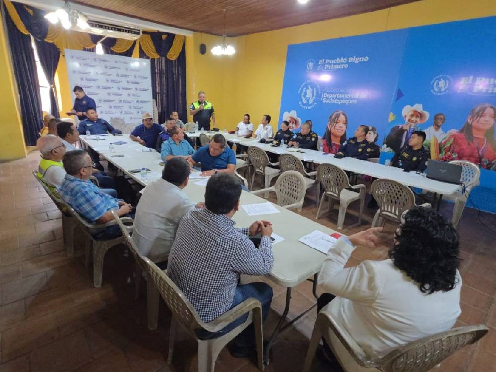 Gobernación Departamental fortalece estrategias de seguridad regional junto a alcaldes y mandos de la Policía Nacional Civil