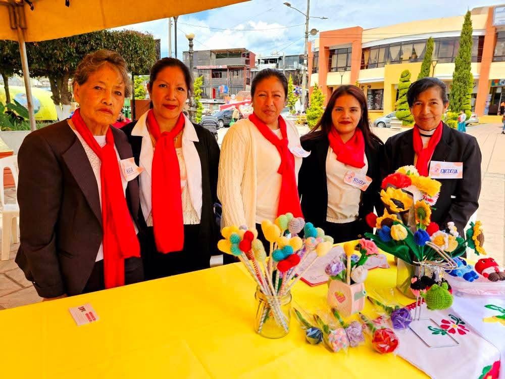 Mujeres emprendedoras exhiben sus proyectos