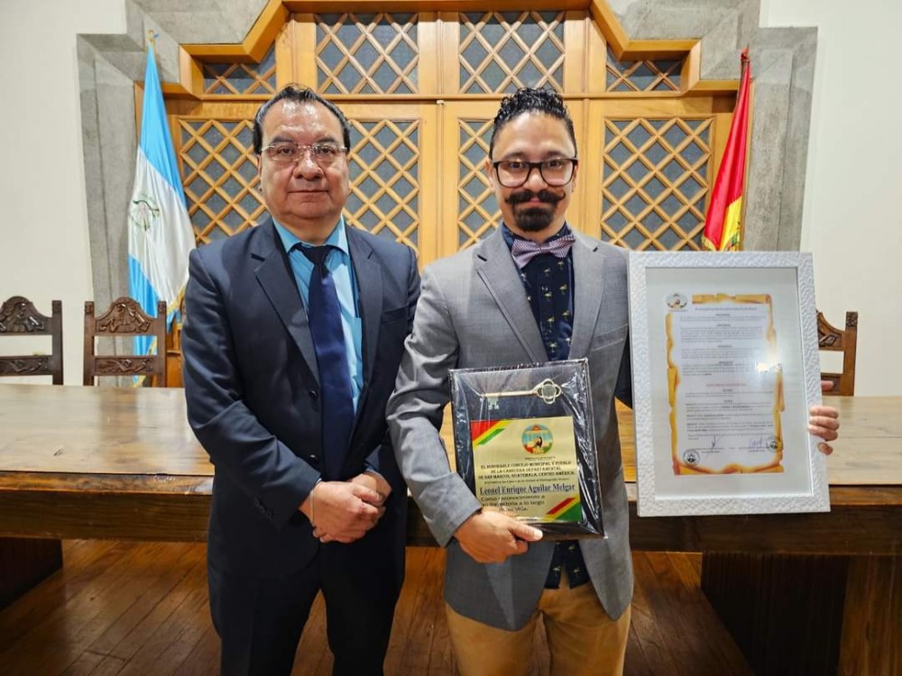 Guatemalteco ilustre recibe reconocimiento por su aporte a la educación