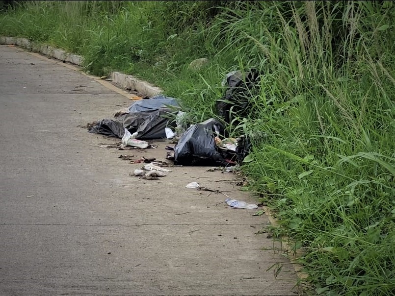 Hacen el llamado para no tirar basura al ingreso de San Isidro en Coatepeque