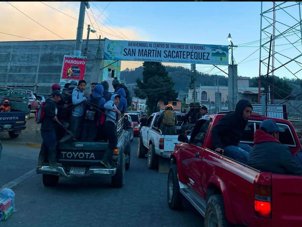 Hasta 500 vecinos han trabajado para sofocar incendio forestal en San Martín “chile verde”