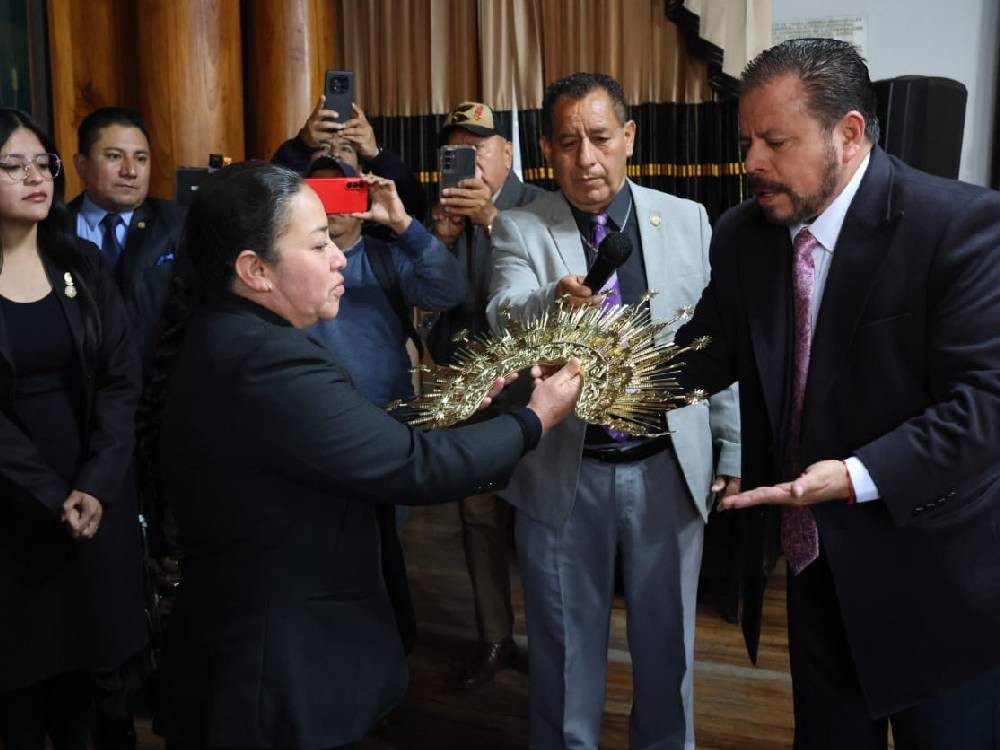 Hermandad de la Virgen de Dolores recibe resplandor y daga en el marco de centenario