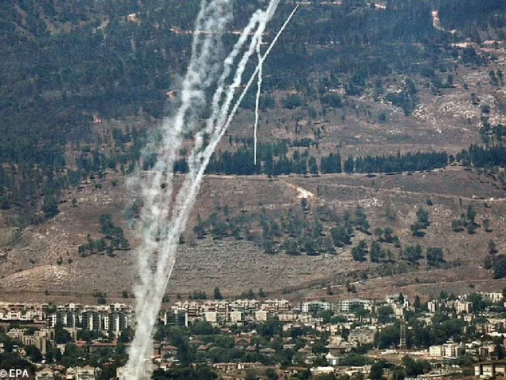 Hezbolá lanza más de 300 cohetes contra Israel, decenas de aviones bombardean El Líbano