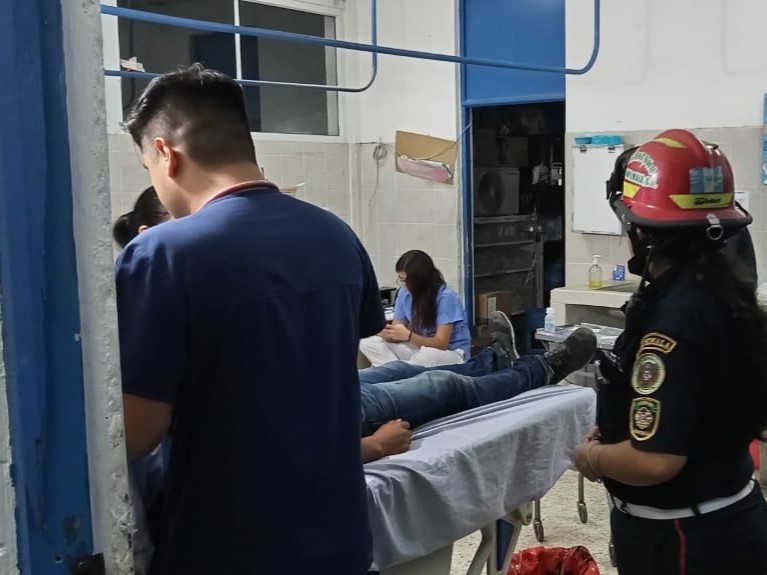 Hombre cae sobre obra en construcción y se incrusta varillas de hierro