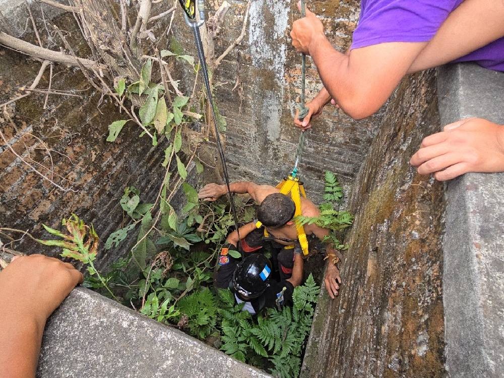 Hombre de 38 años sobrevive tras caer al fondo de un pozo